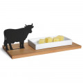 Käseschale Kuh von side by side: Kuh-Silhouette aus lackiertem MDF, Brettchen aus geöltem Spitzahorn und weißer Porzellanschale.
