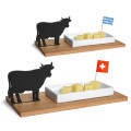 Käseschale Kuh von side by side mit Kuh-Silhouette, Spitzahorn-Brett und weißer Porzellanschale - Stimmungsbild mit Käse und Landesflaggen-Pieksern.