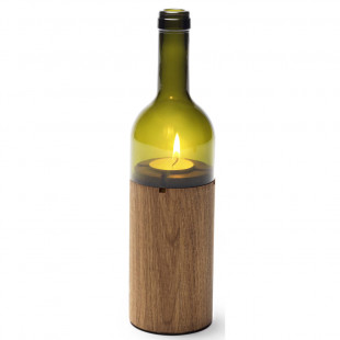 Das grüne Teelicht Weinlicht von side by side in Form einer Weinflasche. Der Holzkorpus gibt sicheren Stand.